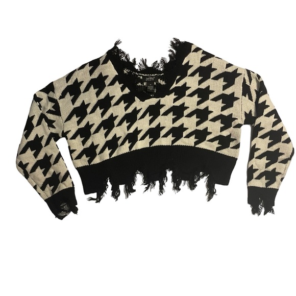 Black and Winter White Cropped Sweater with Distressed Edges Size M - Picture 1 of 4